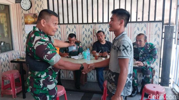 Tangkapan layar video dugaan penganiayaan oknum TNI kepada seorang tukang becak di Sibolga, Sumut.