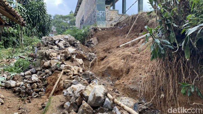 tembok penahan tanah (TPT) di Sukabumi yang ambruk.