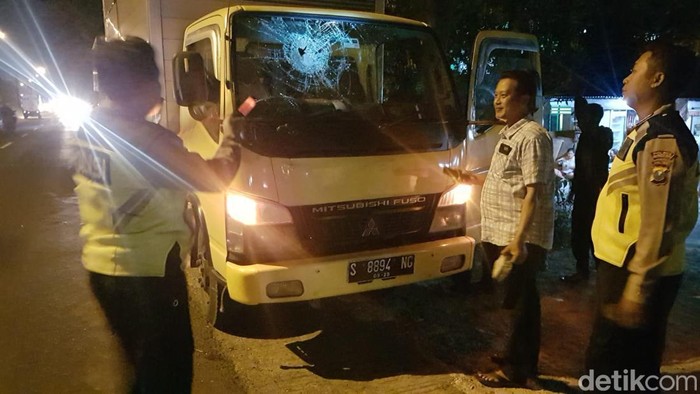 teror lempar batu kaca truk di mojokerto