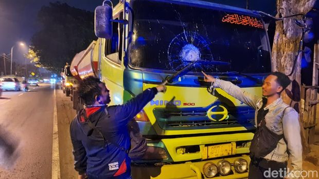 teror lempar batu kaca truk di mojokerto