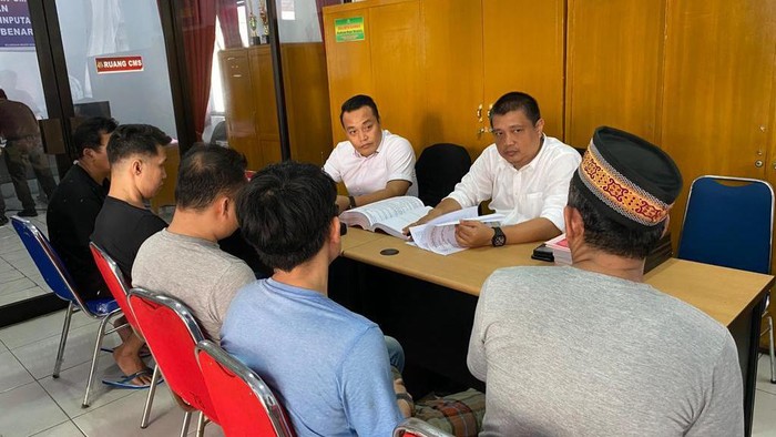 Tersangka industri senjata api rakitan diserahkan ke Kejaksaan Tinggi Bengkulu.