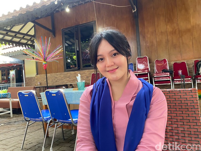 Tia Septiana, Anak Cantik Mandra yang Layani Pengunjung Dapur Ngacir