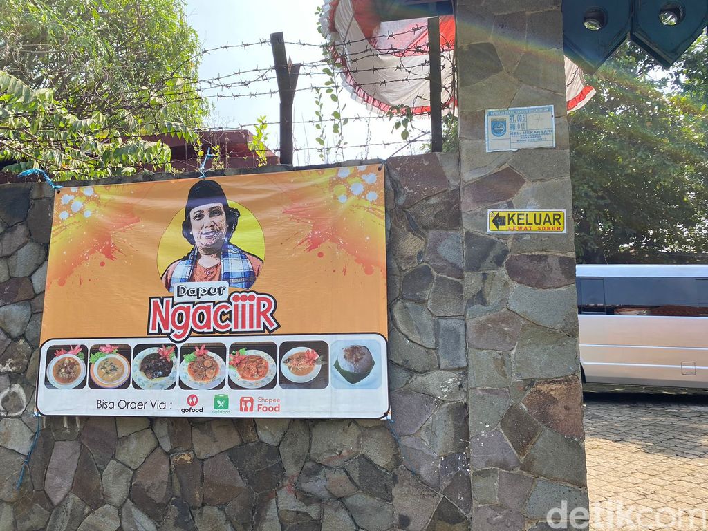 Tia Septiana, Anak Cantik Mandra yang Layani Pengunjung Dapur Ngacir