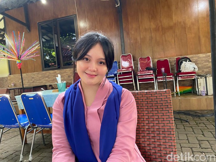 Tia Septiana, Anak Cantik Mandra yang Layani Pengunjung Dapur Ngacir