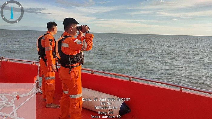 Tim SAR Timika saat melakukan pencarian terhadap KM Farida Indah.