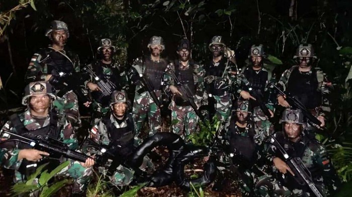 Satuan Tugas (Satgas) Pengamanan Perbatasan (Pamtas) RI-PNG Yonif 132/BS menggagalkan upaya penyelundupan 20 paket seberat 8,254 gram ganja di tengah hutan belantara perbatasan Skow-Wutung, Distrik Muara Tami, Kita Jayapura, Papua, Minggu (18/6/2023).