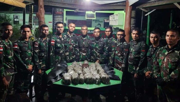 TNI Gagalkan Penyelundupan Ganja di Perbatasan RI-PNG Satuan Tugas (Satgas) Pengamanan Perbatasan (Pamtas) RI-PNG Yonif 132/BS menggagalkan upaya penyelundupan 20 paket seberat 8,254 gram ganja di tengah hutan belantara perbatasan Skow-Wutung, Distrik Muara Tami, Kita Jayapura, Papua, Minggu (18/6/2023).