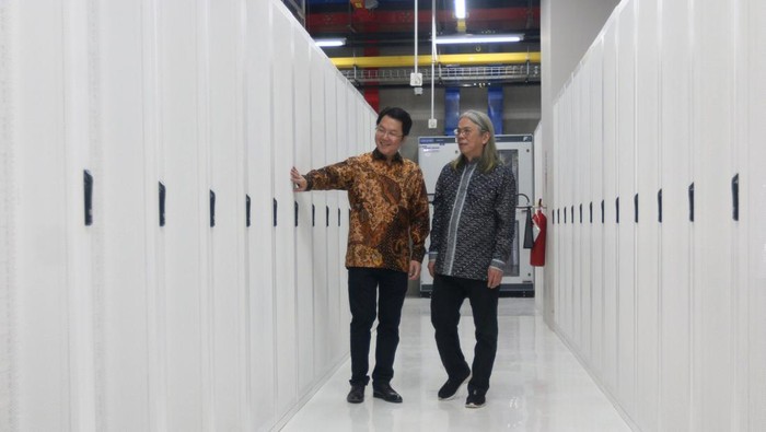 Bisa jadi ini yang pertama di Indonesia. Kampus data center yang dilengkapi dengan fasilitas yang memakai tenaga surya pertama di Indonesia. Seperti apa?