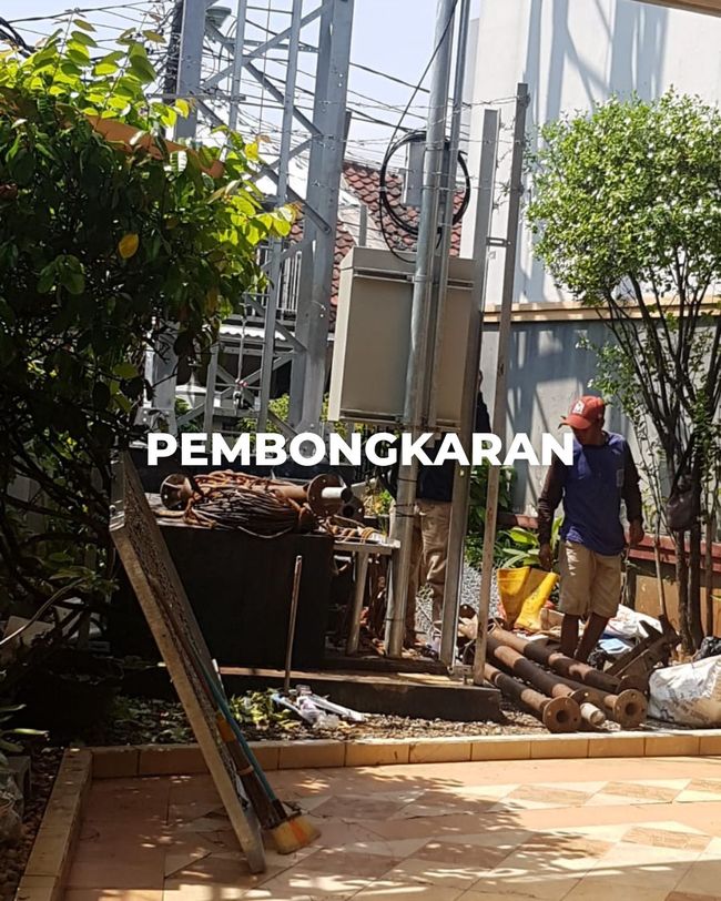 Tower BTS di Taman Semanan Indah, dulu dikomplain dan disegel, kini dibongkar. (Dok William A Sarana PSI)
