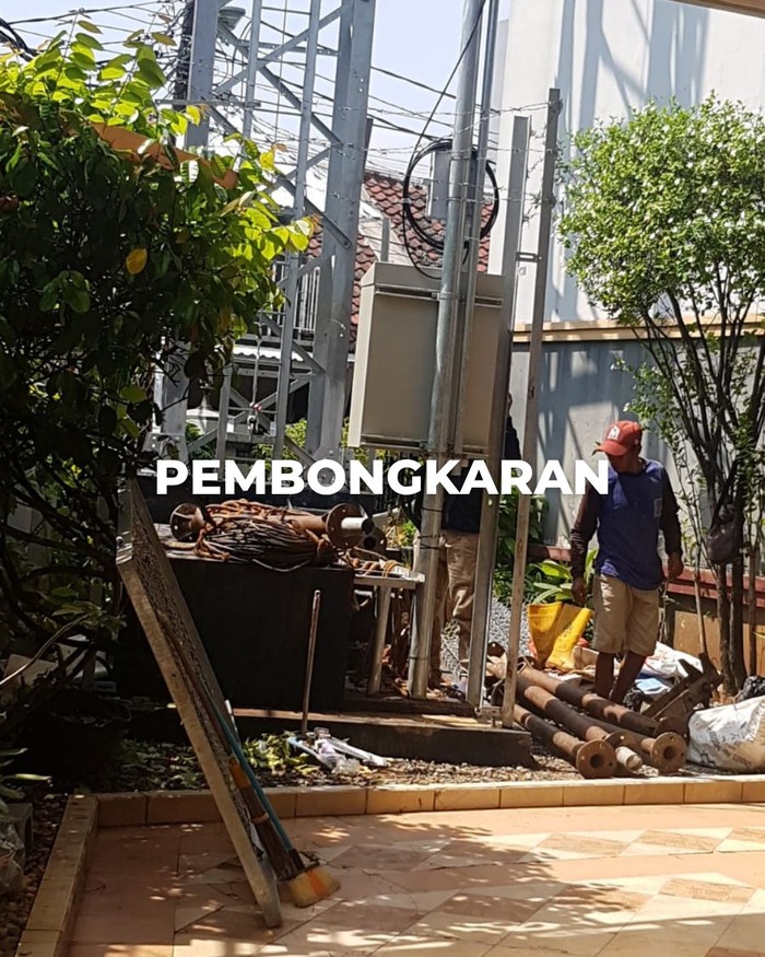 Tower BTS di Taman Semanan Indah, dulu dikomplain dan disegel, kini dibongkar. (Dok William A Sarana PSI)