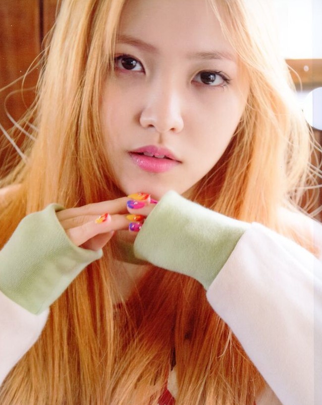 Yeri melengkapi formasi grup Red Velvet dan bergabung sebagai member kelima pada 2015. Saat itu Yeri masih berusia 16 tahun dan mencuri atensi karena tingkah lucunya. Foto: Instagram