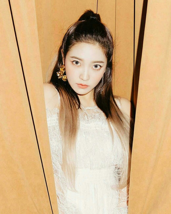 Di tahun 2018, pemilik nama asli Kim Yerim itu mulai menunjukkan sisi dewasanya dengan perubahan gaya makeup. Ini penampilan Yeri dalam foto teaser album Really Bad Boy. Foto: Instagram