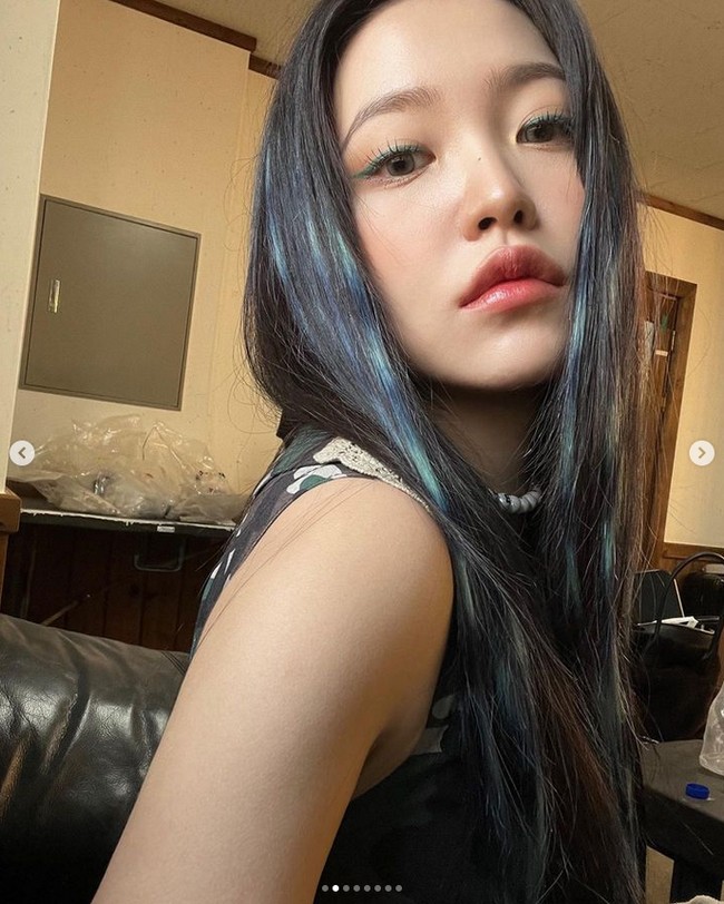 Bentuk bibir Yeri Red Velvet yang plumpy semakin terlihat jelas dalam unggahan fotonya pada 2022. Sejumlah netizen Korea menuding Yeri melakukan filler bibir. Namun banyak penggemar yang membelanya dan menganggap idol 24 tahun itu bebas melakukan apa saja yang membuat dirinya merasa cantik. Foto: Instagram