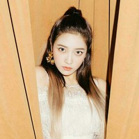 Di tahun 2018, pemilik nama asli Kim Yerim itu mulai menunjukkan sisi dewasanya dengan perubahan gaya makeup. Ini penampilan Yeri dalam foto teaser album Really Bad Boy. Foto: Instagram