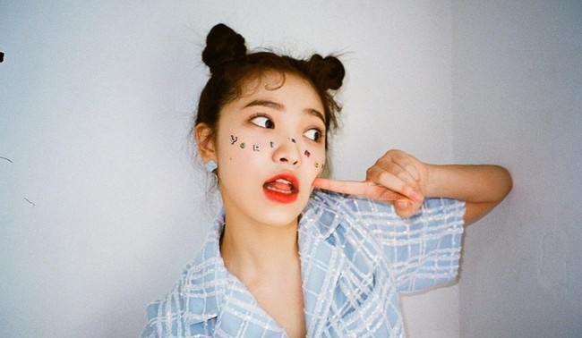 Sayangnya Red Velvet harus vakum selama tahun 2020 karena Wendy mengalami kecelakaan panggung. Di sisi lain, Yeri memulai debut sebagai MC untuk acara YouTube-nya sendiri Yeris Room. Foto: Instagram