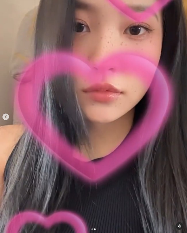 Inilah penampilan terbaru Yeri Red Velvet yang terbang ke Singapura untuk menghadiri press conference web drama terbarunya Bitch x Rich. Foto: Instagram