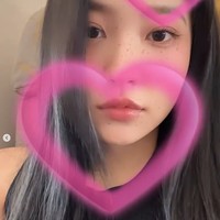 Inilah penampilan terbaru Yeri Red Velvet yang terbang ke Singapura untuk menghadiri press conference web drama terbarunya Bitch x Rich. Foto: Instagram