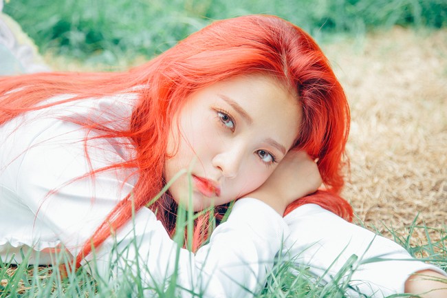 Setelah debut dengan lagu Ice Cream Cake, Yeri Red Velvet berpartisipasi dalam comeback Russian Roulette pada 2016. Kali ini Yeri tampil nyentrik dengan rambut berwarna merah. Foto: Instagram