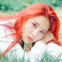 Setelah debut dengan lagu Ice Cream Cake, Yeri Red Velvet berpartisipasi dalam comeback Russian Roulette pada 2016. Kali ini Yeri tampil nyentrik dengan rambut berwarna merah. Foto: Instagram