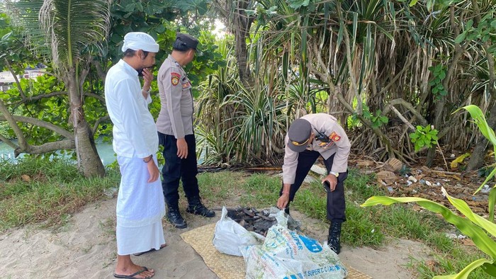 Tukang kebun restoran di Petitenget, Kerobokan Kelod, menemukan 10 keris dan patung dari kayu dan perunggu diduga keramat.