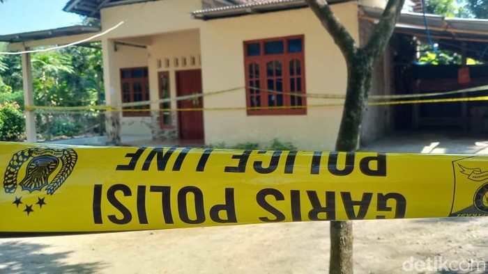 Pembunuhan wanita di Klaten dengan kepala terpenggal menghebohkan warga setempat. Pelaku menyerahkan diri ke polisi dan menjelaskan alasannya membunuh korban.