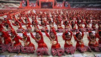 Dalam penampilan itu juga diulas  perjalanan karir dan hidup Bung Karno sejak lahir, kuliah, mendirikan PNI hingga menjadi Sang Proklamator Bangsa Indonesia.