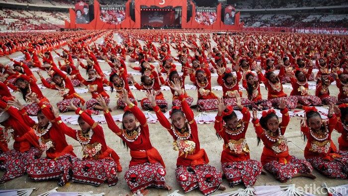 3000 Penari Kecak Tampil Menggelegar di Bulan Bung Karno GBK Sebanyak 3.000 penari Kecak Janger yang dilatih Guruh Soekarnoputra memukau seluruh pengunjung di acara Peringatan Puncak Bulan Bung Karno 2023 di Stadion Utama Gelora Bung Karno (GBK), Jakarta, Sabtu (24/6/2023).