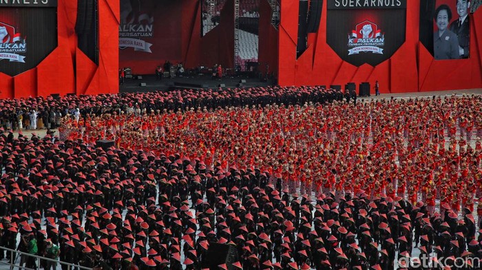 Sebanyak 3.000 penari Kecak Janger yang dilatih Guruh Soekarnoputra memukau seluruh pengunjung di acara Peringatan Puncak Bulan Bung Karno 2023 di Stadion Utama Gelora Bung Karno (GBK), Jakarta, Sabtu (24/6/2023).