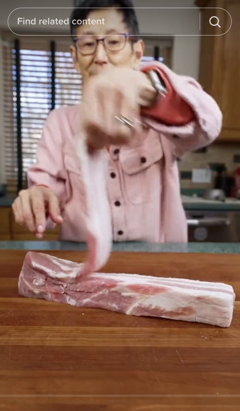 5 Aksi Nenek-nenek Konten Kreator yang Lincah Saat Masak