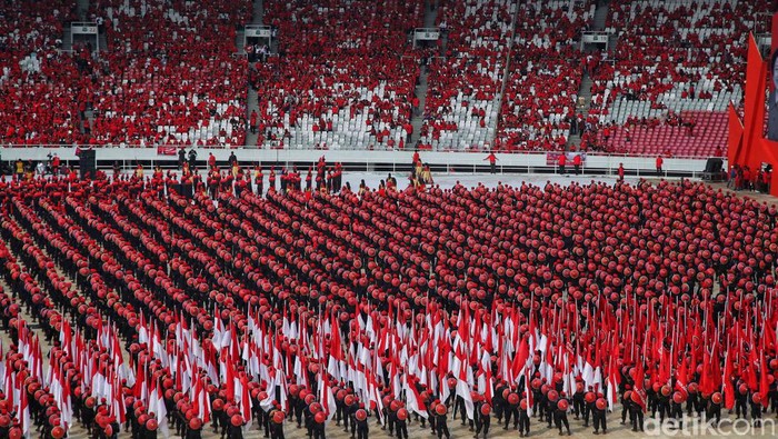Ratusan Satgas Cakra Buana tampil dalam acara Bulan Bung Karno di Stadion GBK, Jakarta Selata, Sabtu (24/6/2023).