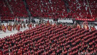 Saat tiba di dalam stadion dan sudah berbaris rapi, komandan Satgas Cakra Buana kemudian menyampaikan salam Pancasila, yang kemudian dijawab dengan lantas dan kompak Salam Pancasila, merdeka, merdeka, merdeka!