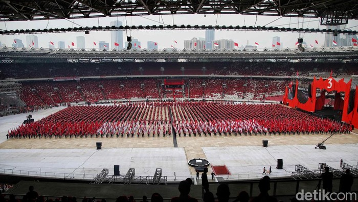Ratusan Satgas Cakra Buana tampil dalam acara Bulan Bung Karno di Stadion GBK, Jakarta Selata, Sabtu (24/6/2023).