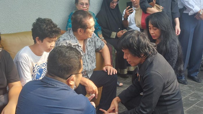 Adian (kemeja hitam)-(Rumondang/detikcom)