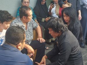 Adian Napitupulu Tahan Tangis Kenang Desmond: Dia Teman Seperjuangan Saya