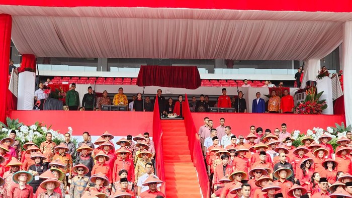 Komisari Utama Pertamina Basuki Tjahja Purnama atau Ahok, Wali Kota Solo Gibran Rakabuming, hingga Wali Kota Medan Bobby Nasution menghadiri Puncak Bulan Bung Karno di Stadion Utama GBK, Senayan, Jakarta. Para tokoh yang hadiri memakai caping saat mengikuti acara PDIP tersebut.
