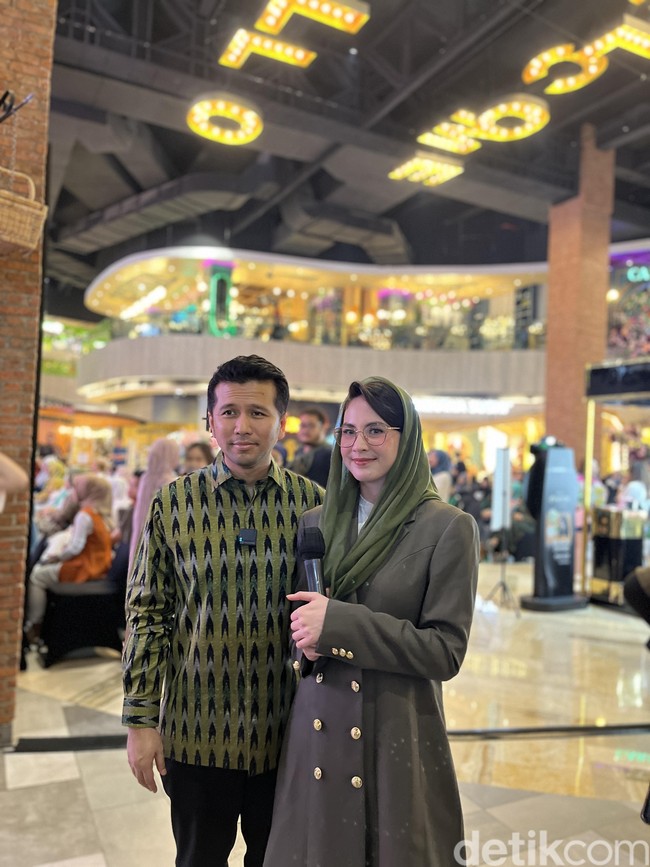 Arumi Bachsin memberikan tanggapan positif terhadap acara Emeron Hijab Hunt 2023. Seru banget ya kita bisa melihat dari pemenang sebelumnya yang sekarang kiprahnya pemenang sudah bisa jadi batu loncatan buat teman-teman semua. Pemenangnya utama ya mudah-mudahan dari Jawa Timur amin, ungkap Arumi Bachin di Pakuwon Mall, Surabaya (24/6/2023). Foto: Gresnia/Wolipop.