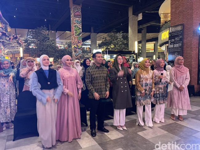 Dengan adanya Emeron Hijab Hunt 2023, Arumi menyebutkan berhijab tidak menghalangi kamu untuk berkarya. “Hijab tidak membatasi kita untuk kamu aktif di dunia fashion. Banyak perempuan yang takut bahwa kalau hijab itu akan melimitasi fashion kita, salah satunya bisa dilihat di Emeron Hijab Hunt 2023 ini. Banyak yang sudah mempunyai sense of style yang bagus dengan berhijab. Itulah terbukti hijab tidak membatasi untuk mengikuti fashion, terang Arumi. Foto: Gresnia/Wolipop.