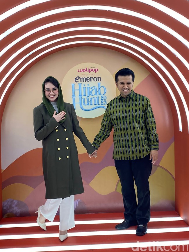 Emil Dardak juga memberikan harapannya dengan didakan acara Emeron Hijab Hunt 2023. Harapan saya untuk warga Surabaya ini kan ajang mencari talenta. Jadi kesempatan di era digital sekarang ini menjadi konten kreator. Semoga lahir talenta konten kreator dari Jawa Timur yang punya gaung ke seluruh Indonesia. Sehingga konten-konten kita banyak ditonton dan bermanfaat, tutur Emil panjang lebar. Foto: Dok. Hijab Hunt.