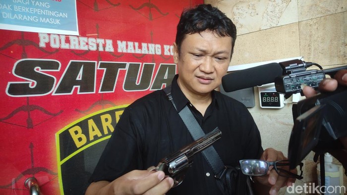 Bambang Rukminto saat melapor ke Polresta Malang Kota