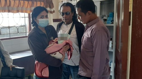 Bayi laki-laki yang ditemukan di pinggir selokan dekat kos di Banjar Kaja, Dalung, diserahkan ke Dinas Sosial Provinsi Bali untuk diserahkan ke yayasan.