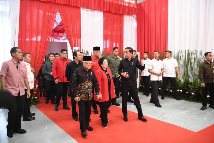 Bobby Nasution dan Gibran Rakabuming berjalan bersama Presiden Jokowi, Megawati dan Ganjar Pranowo