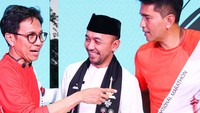 Corporate Secretary Bank BTN Ramon Armando berbincang dengan Plh Kepala Dinas Pemuda dan Olahraga Provinsi DKI Jakarta Hendra Eka Permana saat konferensi pers BTN Jakarta Run 2023 di Jakarta.