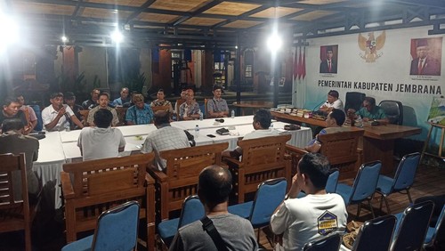 Bupati Jembrana I Nengah Tamba menegaskan revitalisasi Pasar Umum Negara tetap berjalan, meskipun ditolak pedagang.