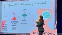 Ahli pendidikan anak usia dini Shireen Ratnani membahas pentingnya berkomunikasi dengan dengan anak berdasarkan growth mindset. Kata-kata dan penyampaian orang tua dengan metode ini diharapkan mendukung siswa untuk senang menimba ilmu, terbuka pada tantangan dan masukan, serta belajar problem solving. Foto: Nograhany Widhi Koesumawardani/detikEdu