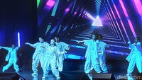Tak cuma menyanyi, CoFriends juga menyuguhkan performance modern dance. Foto: (Nograhany WK/detikcom)