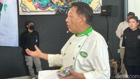 Sebelum demonstrasi resep dimulai, tak lupa chef Yongki menjelaskan gambaran secara umum kelima resep. Semua resep kue dan donat ini pun mudah diikuti dan bisa jadi ide jualan menarik. Foto: Detikcom / Atiqa Rana