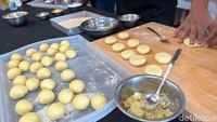 Chef Yongki Gunawan juga membagikan kreasi perpaduan donat dengan kue tradisional, onde-onde. Adonan donat diisi dengan kacang hijau, seperti onde-onde asli. Menarik ya? Foto: Detikcom / Atiqa Rana