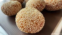 Seperti ini bentuk donat onde-onde nya! Rasanya mirip onde-onde tradisional, hanya adonan jauh lebih lembut. Foto: Detikcom / Atiqa Rana