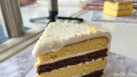 Hasil kue ketan hitam akan seperti ini. Dilapisi dengan buttercream lembut dan taburan kacang halus. Foto: Detikcom / Atiqa Rana