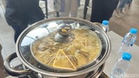 Tidak lupa ada kue marmer kukus nih. Di cooking class kali ini, chef Yongki turut membagikan tips agar kue marmer kukus tidak amis. Foto: Detikcom / Atiqa Rana